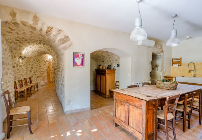 Maison à Saint-Restitut - les Marcellines, propriété de caractère avec piscine chauffée et vue  Maison à Saint-Restitut - les Marcellines, propriété de caractère avec piscine chauffée et vue