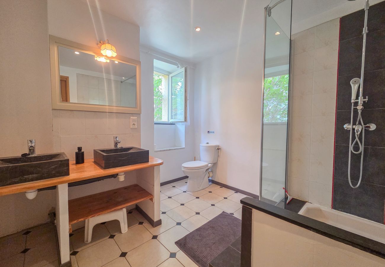Maison mitoyenne à Tulette - Maison familiale, rénovée, avec piscine chauffée & jardin