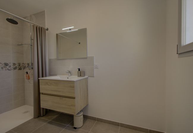 Villa à Suze-la-Rousse - Villa neuve avec piscine privée au coeur du village - 4 pers. Villa à Suze-la-Rousse - Villa neuve avec piscine privée au coeur du village - 4 pers.