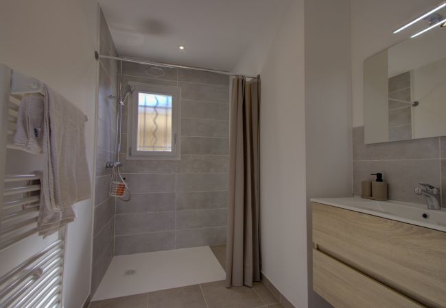 Villa à Suze-la-Rousse - Syrah Villa neuve avec piscine privée au coeur du village - 4 pers. Villa à Suze-la-Rousse - Syrah Villa neuve avec piscine privée au coeur du village - 4 pers.